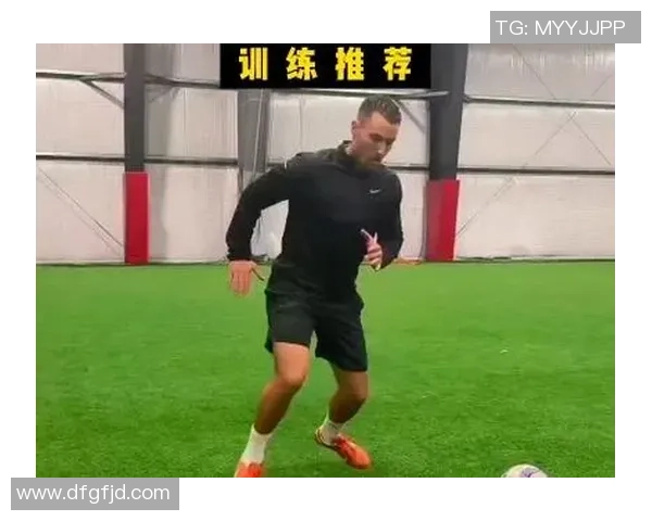 足球明星在训练场上精准射门挑战极限展现超凡技艺与无与伦比的实力
